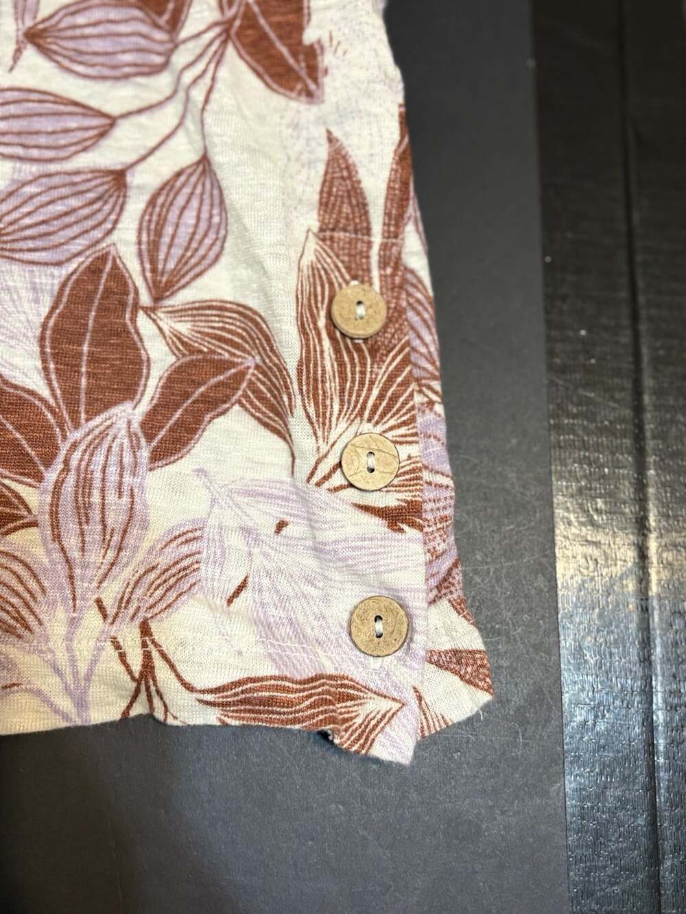 Tahari 100% Linen Leaf Print Top Size L Brown Pink Crewneck Button Accent - Picture 7 of 8